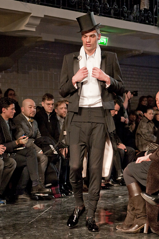 jean-paul-gaultier-paris-men-fw-2010-2011-4