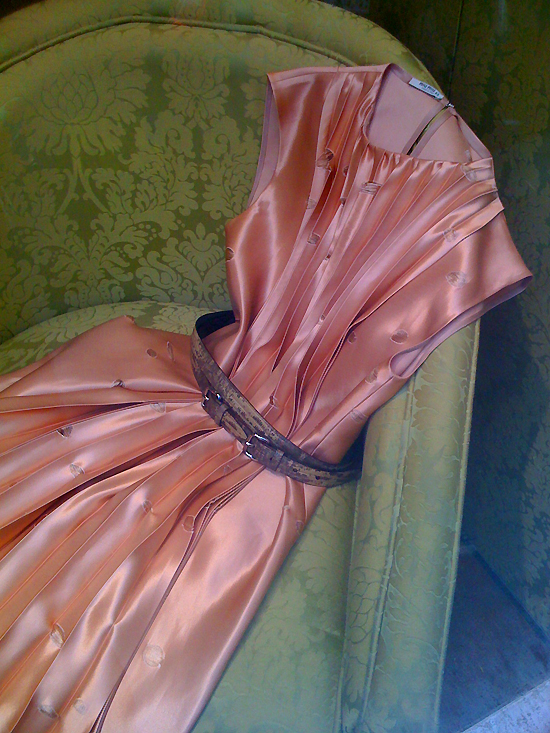 des robes de luxe... rongées par les mites