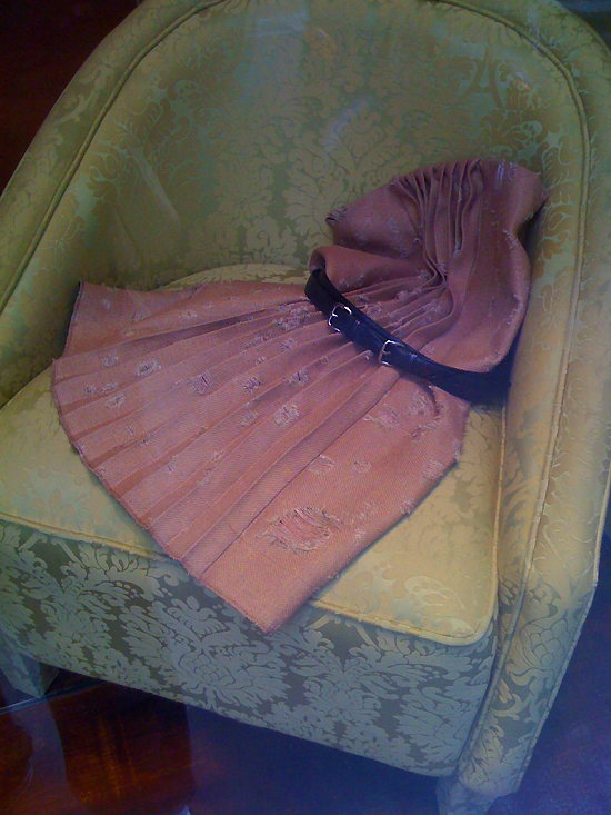 une jupe évorée, sans doute trouvée dans le grenier d'une maison abandonnée