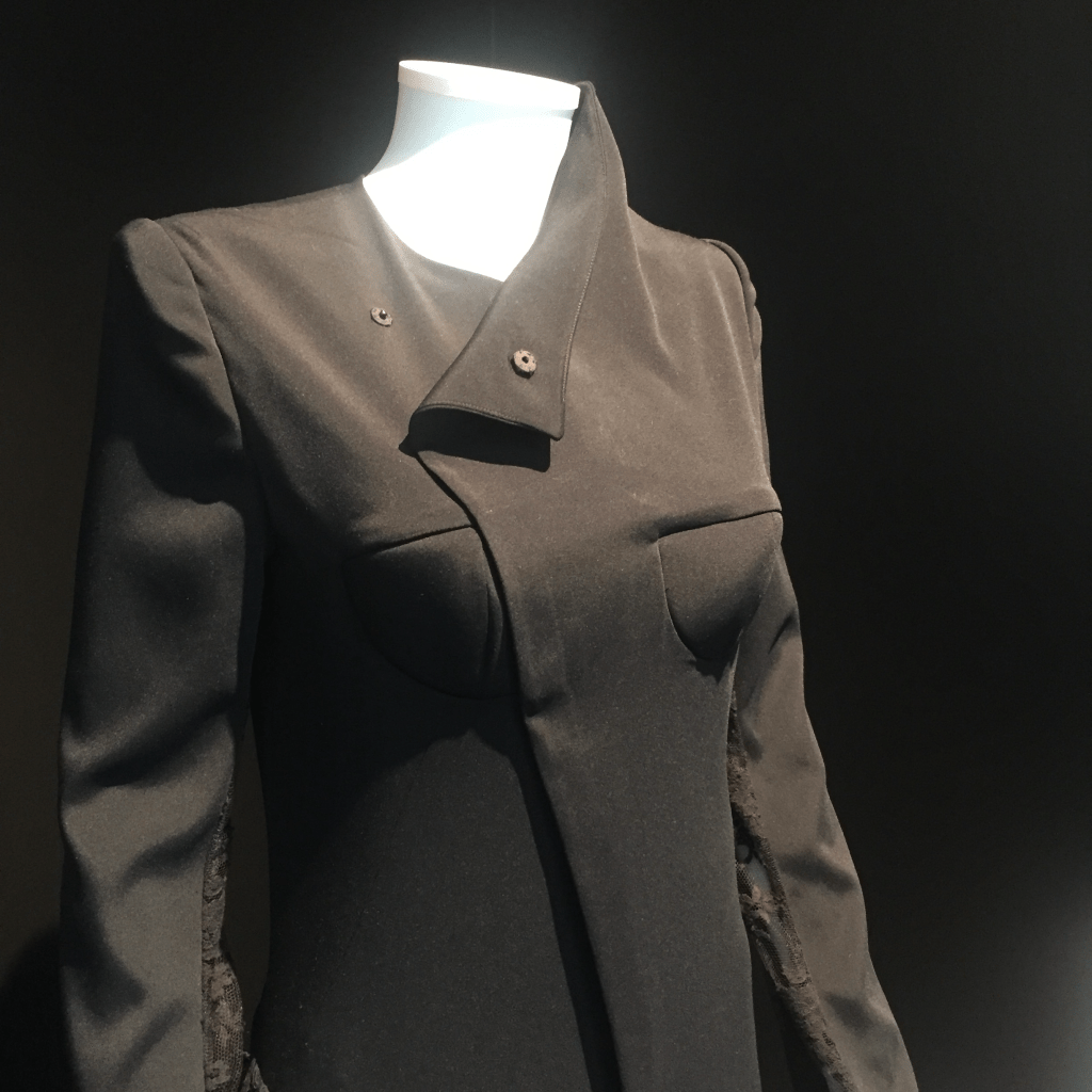 Anne Valérie Hash : l’art du murmure en couture