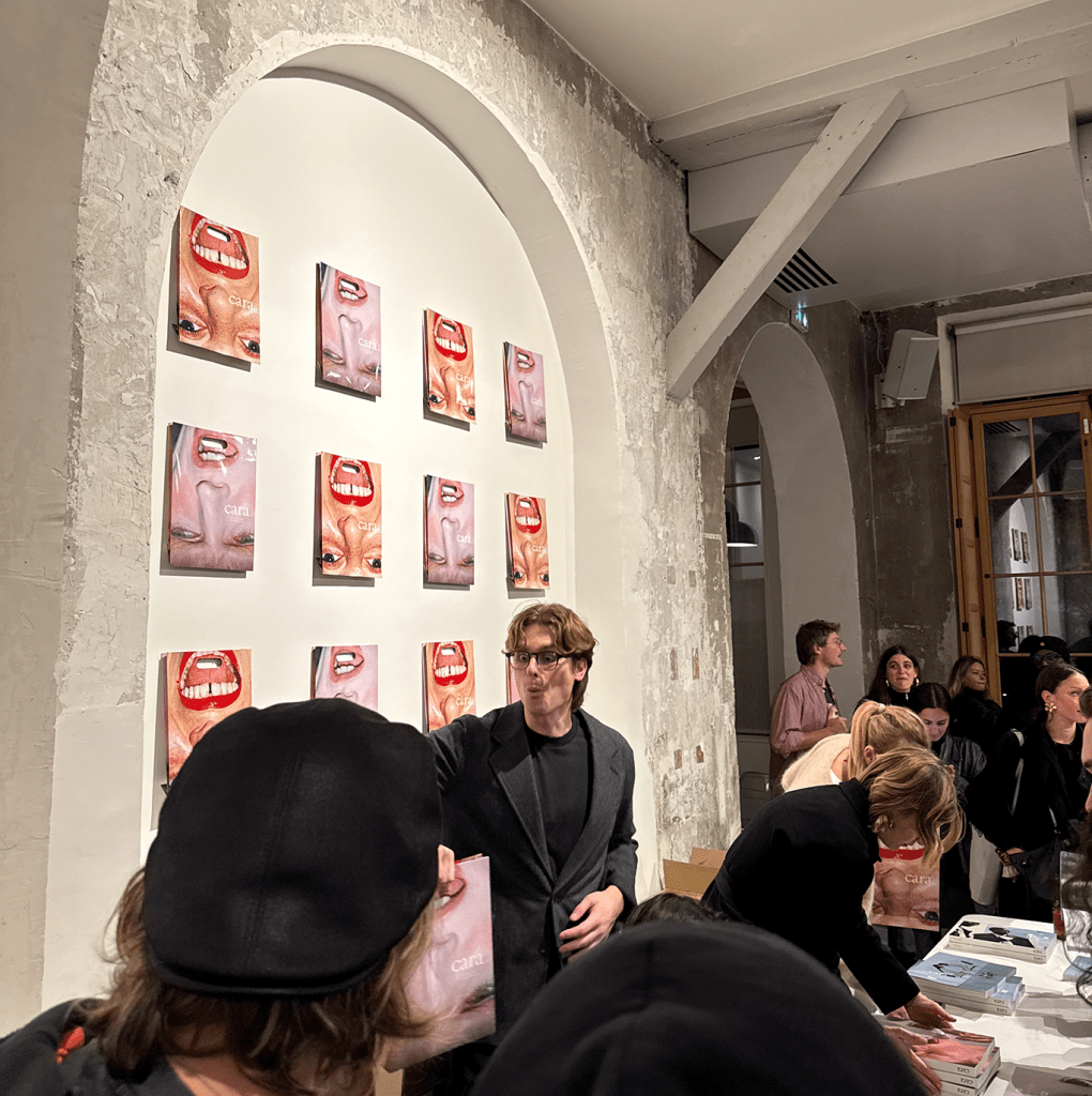 Accrochage des couvertures CARA Magazine #3 au mur, galerie Au Roi, Paris