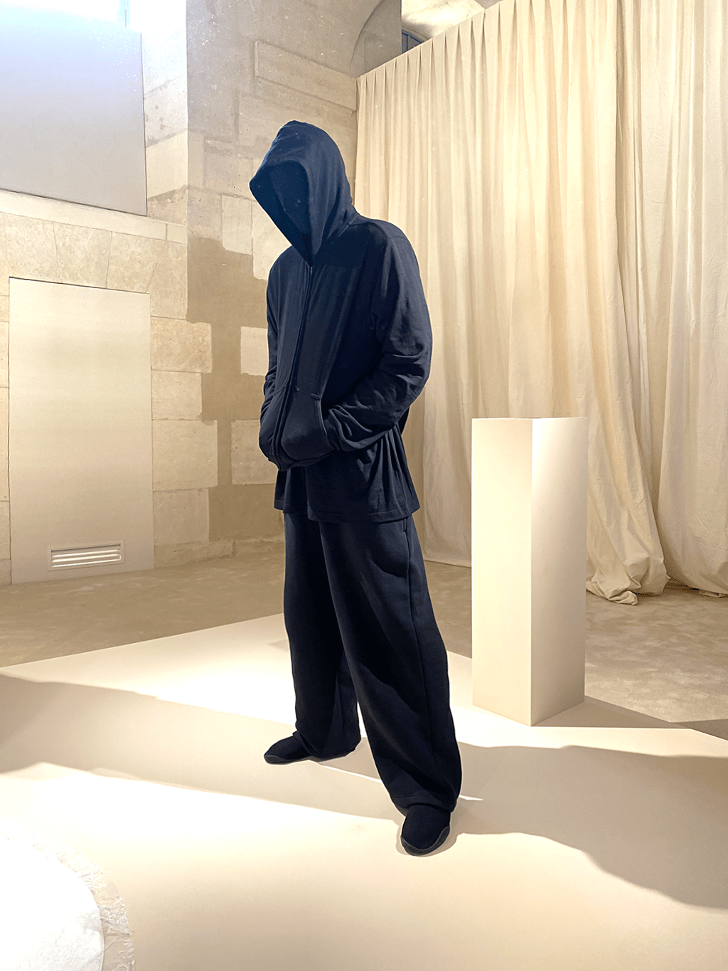 LE SIGNE ET LES MENACES : QUAND UN VÊTEMENT DEVIENT SYMBOLE DE&nbsp;SUSPICION