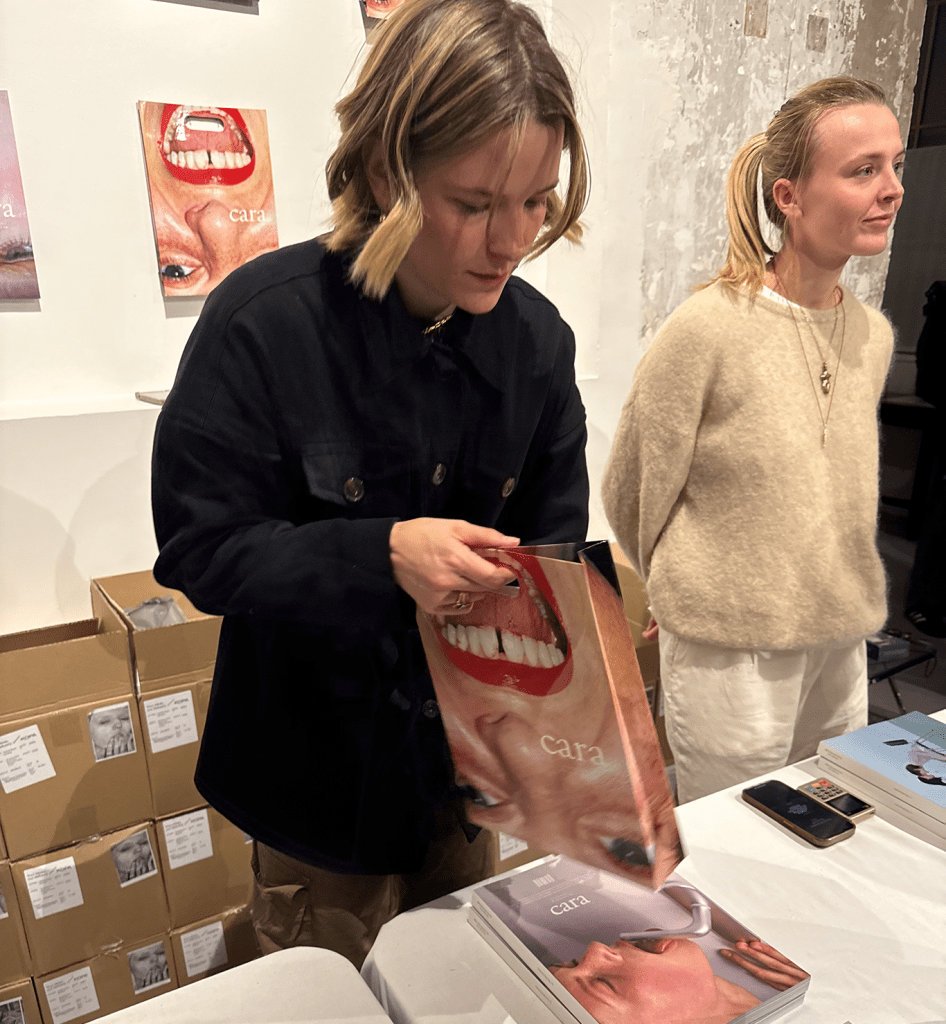 Présentation et vente de CARA Magazine #3 sur table lors du launch, galerie Au Roi