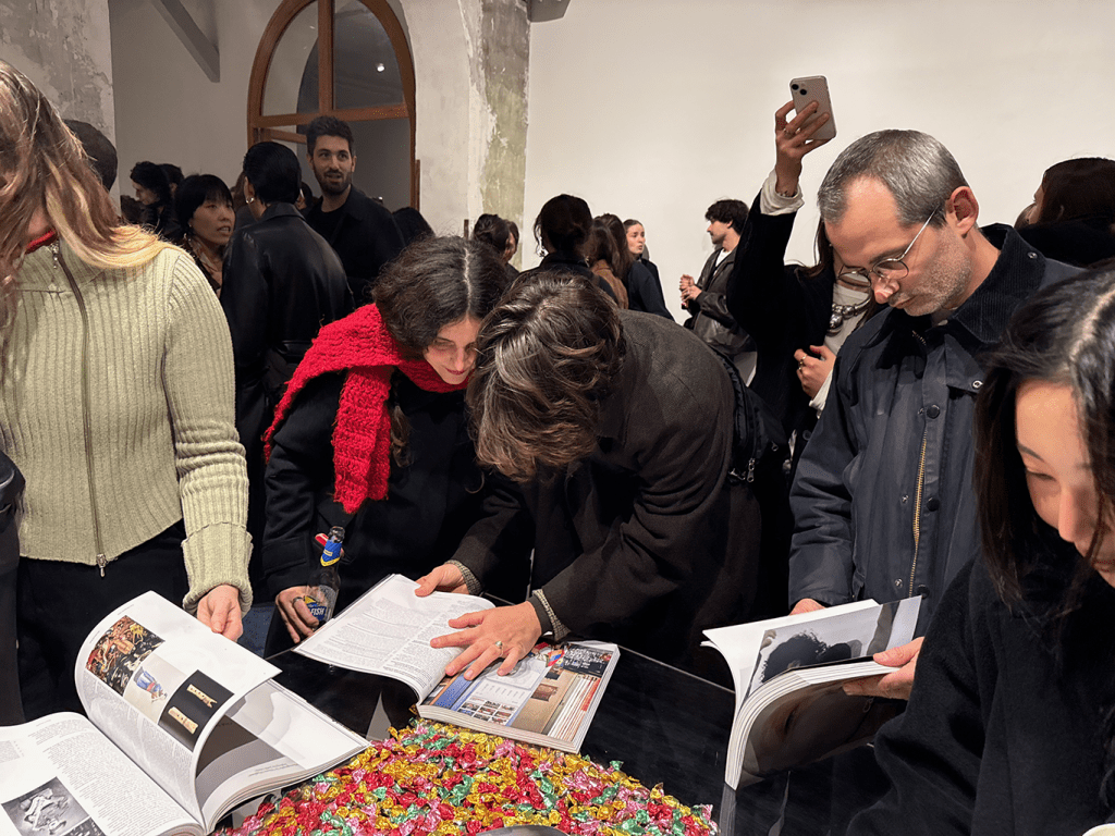 Public feuilletant CARA Magazine #3 lors du lancement à la galerie Au Roi, Paris
