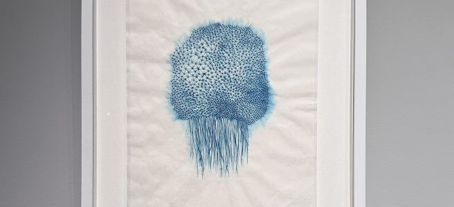 Grand dessin-maillage bleu de Joëlle Bondil sur bristol à la Galerie Laurentino (Paris)