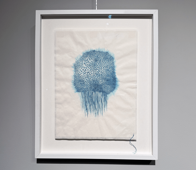 Grand dessin-maillage bleu de Joëlle Bondil sur bristol à la Galerie Laurentino (Paris)