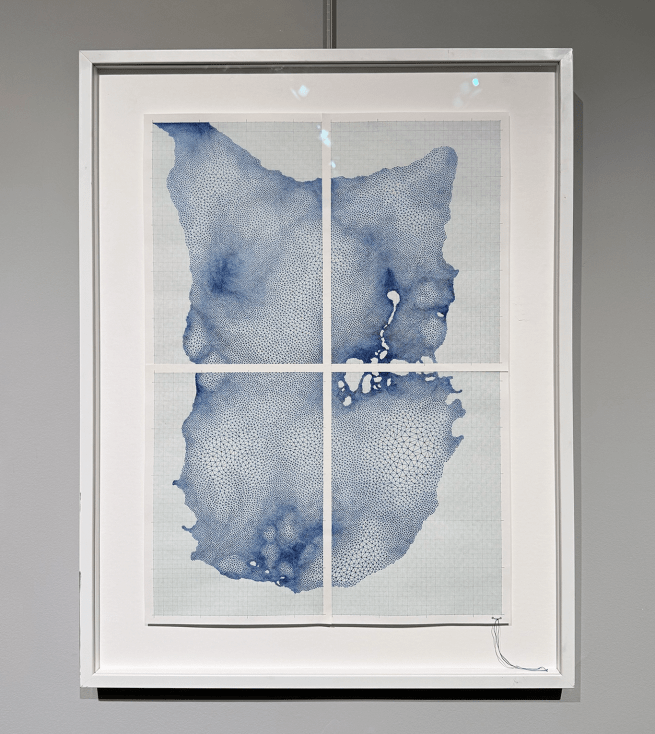 Grand dessin-maillage bleu de Joëlle Bondil sur papier quadrillé, composé de quatre panneaux, présenté encadré à la Galerie Laurentino (Paris)