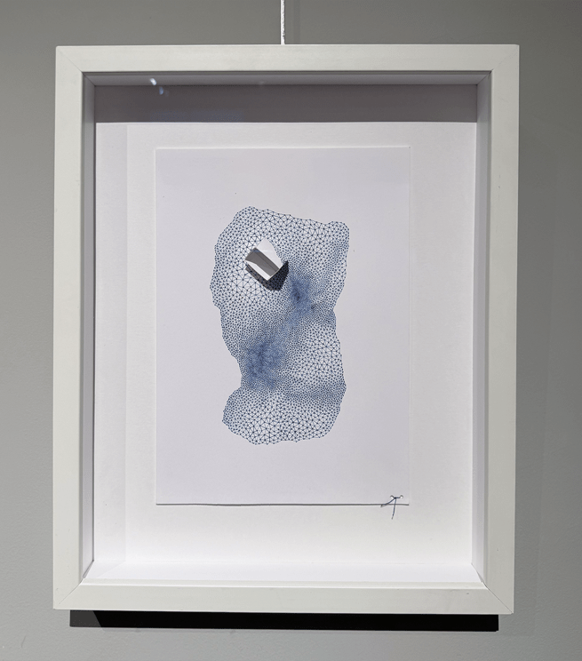 Grand dessin-maillage bleu de Joëlle Bondil sur bristol à la Galerie Laurentino (Paris)