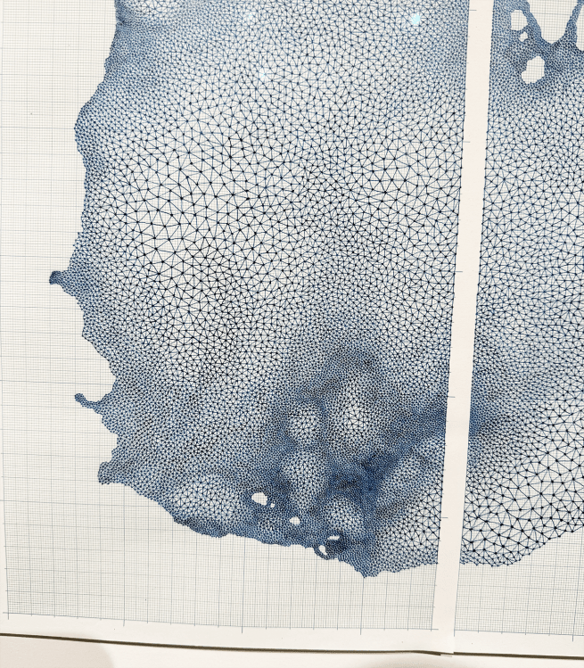 Grand dessin-maillage bleu de Joëlle Bondil sur papier quadrillé à la Galerie Laurentino (Paris)