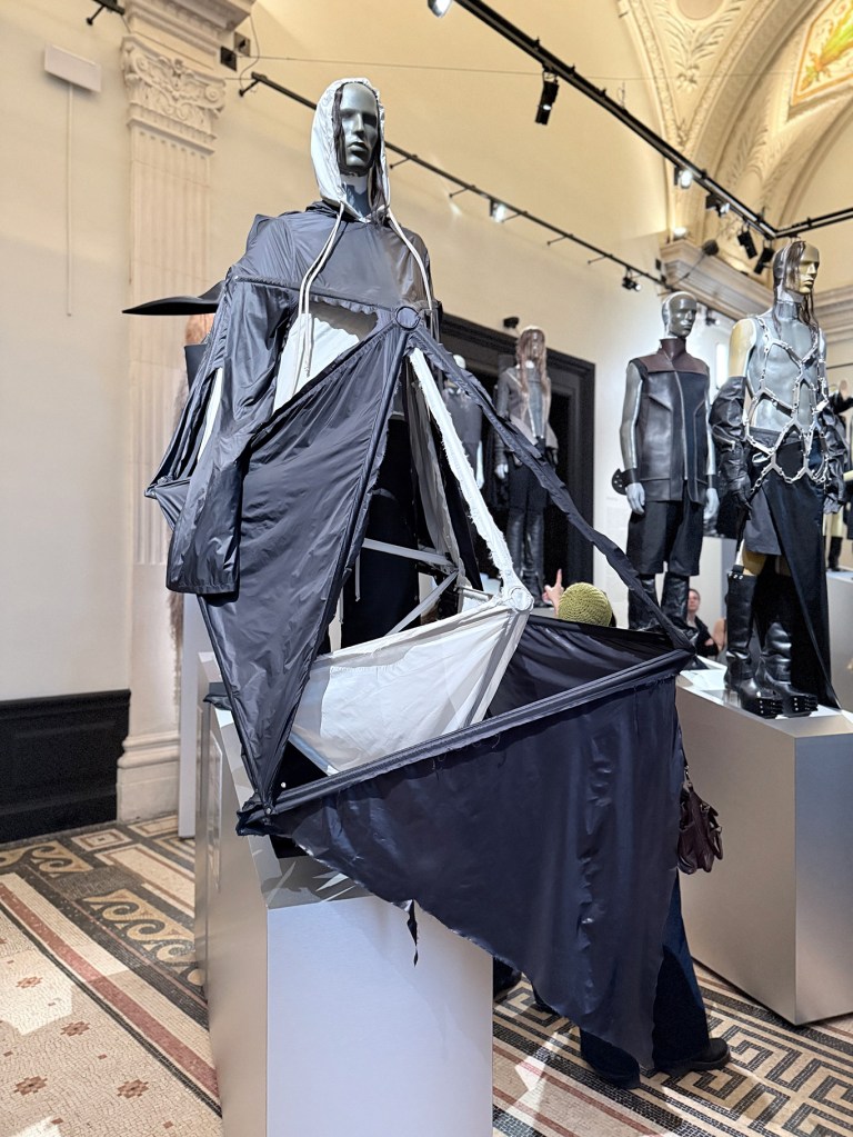 Rick Owens au Palais Galliera – détail de coupe et construction.