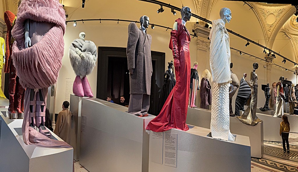 Rick Owens au Palais Galliera – détail de coupe et construction