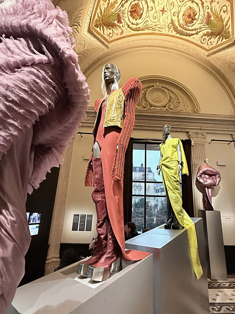 Rick Owens au Palais Galliera – détail de coupe et construction