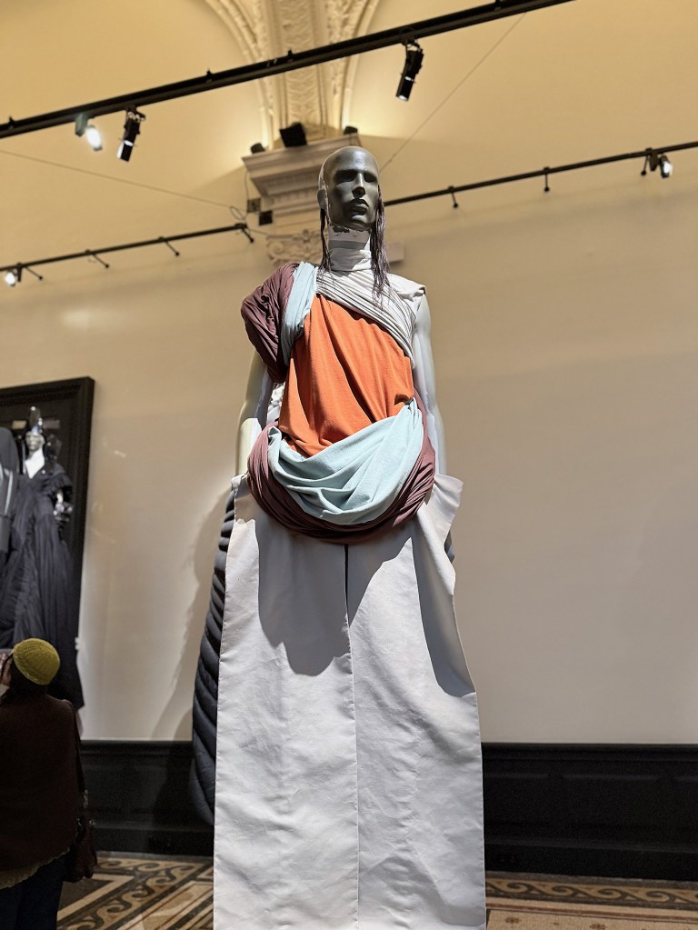 Rick Owens au Palais Galliera – détail de coupe et construction