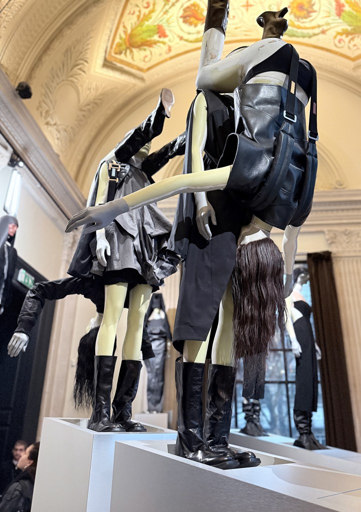 Rick Owens au Palais Galliera – Human backpacks