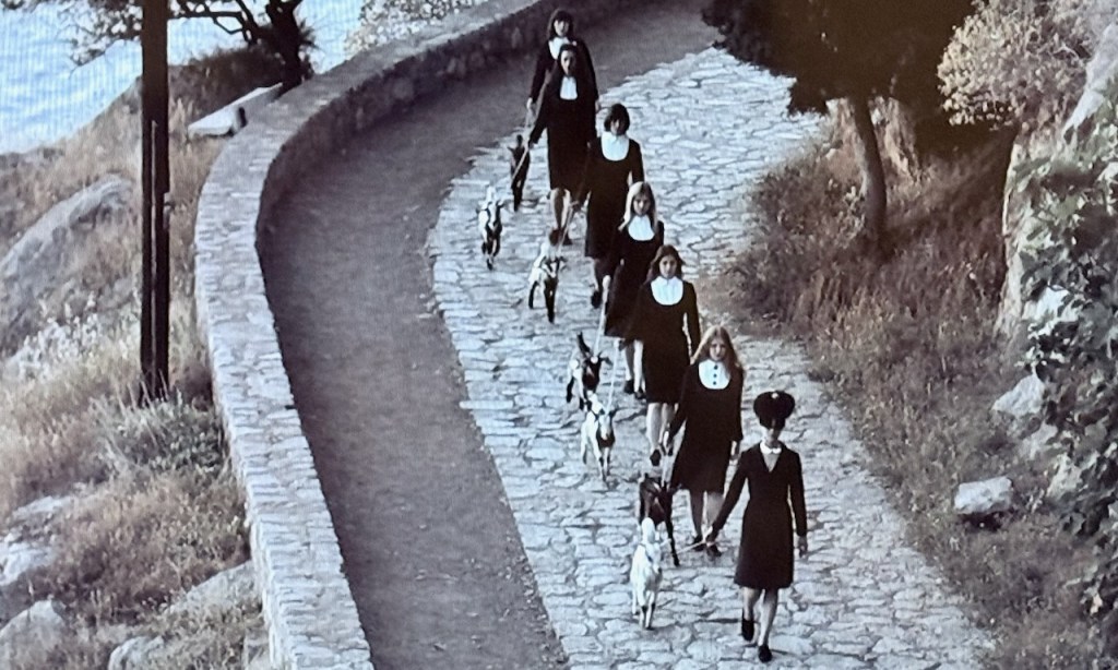 The Capsule d’Athina Rachel Tsangari, court métrage de mode gothique présenté sur Mubi