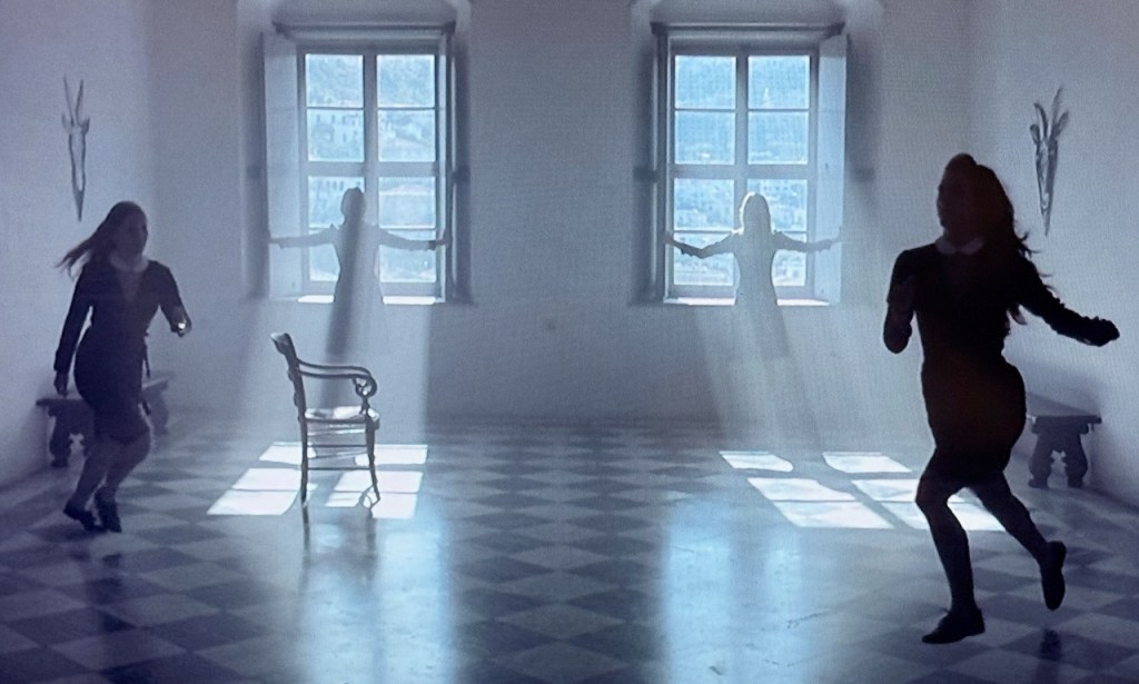 The Capsule d’Athina Rachel Tsangari, court métrage de mode gothique présenté sur Mubi