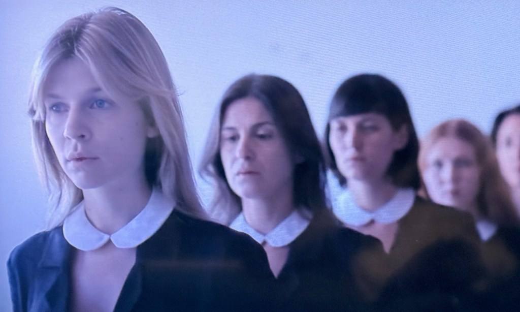 The Capsule d’Athina Rachel Tsangari, court métrage de mode gothique présenté sur Mubi