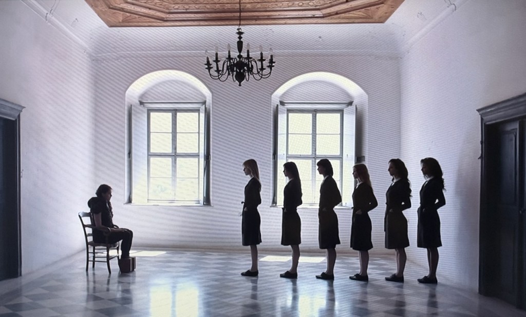 The Capsule d’Athina Rachel Tsangari, court métrage de mode gothique présenté sur Mubi