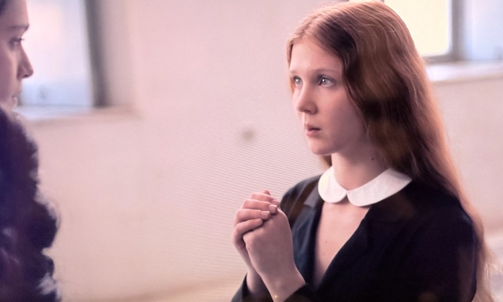 The Capsule d’Athina Rachel Tsangari, court métrage de mode gothique présenté sur Mubi