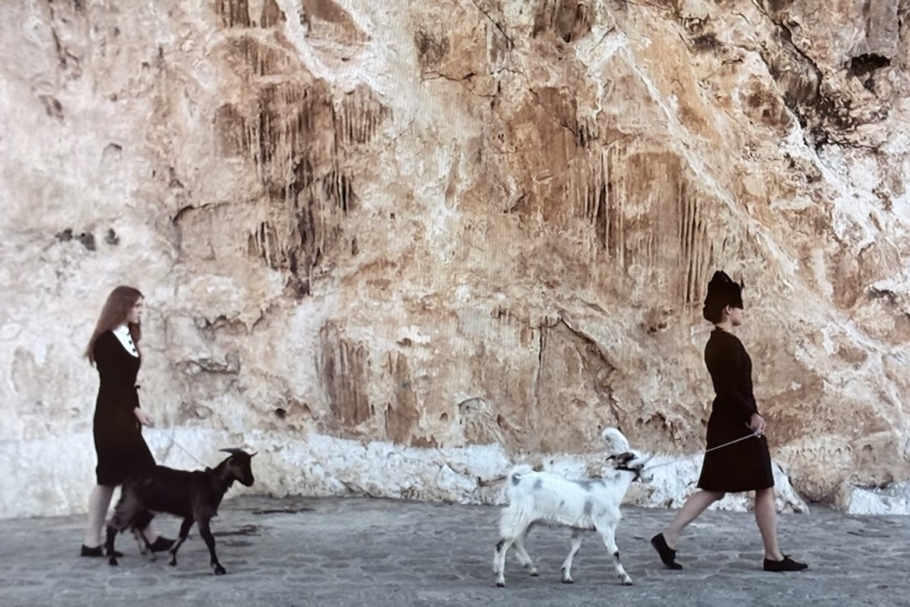 The Capsule d’Athina Rachel Tsangari, court métrage de mode gothique présenté sur Mubi